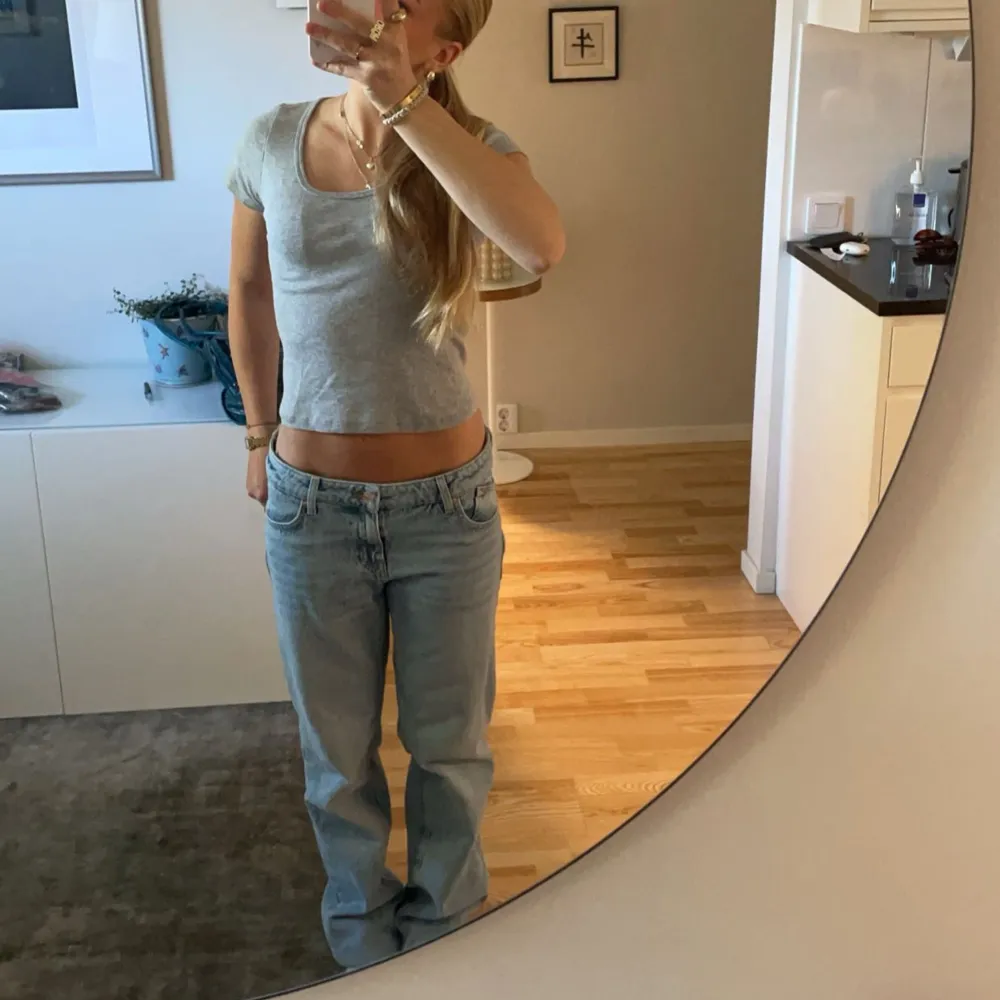 Lågmidjade blåa jeans från Zara i storlek 36. Farkut & Housut.