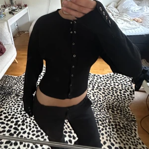 Svart croppad cardigan - En svart croppad kofta/cardigan från Gina 🩷superbra skick och såå fin! 🩷🩷