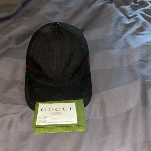 Svart keps från Gucci storlek S - Knappt använt har kvitto och dustbag 