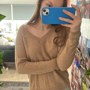 Beige tröja med v-ringning - Cashmere liknade tröja från Vero Moda, skön och mjuk. Har ett litet hål vid axeln, men det syns inte när trögan är på. 😇