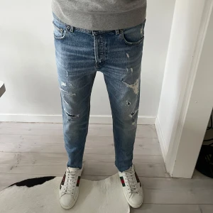 Dondup jeans - Hej jag säljer nu ett par fina dondup jeans i storleke W32 men passar W31-W32. Jeansen har feta slitningar på båda sidorna. Skriv om ni är intresserade!