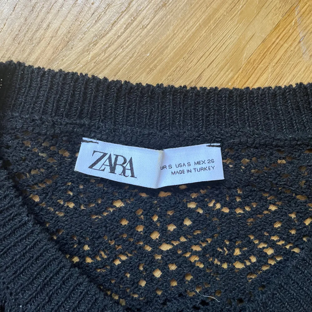 Sommrig stickad kofta från zara med volanger! Har bara används enstaka gånger! Den är inte så tjock så den är perfekt till sommaren! Pris diskuterbart❤️ . Neuletakit & Villapaidat.