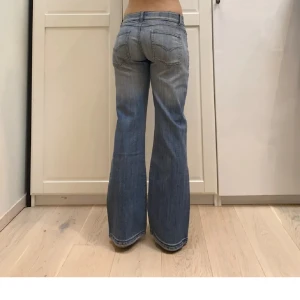 Jeans - Köpte dessa super fina jeans här på plick men som tyvärr var lite stora på mig. Bilderna är från förra ägaren. Storlek M men passar S också. Lite slitna nere vid fötterna men inget man tänker på. 