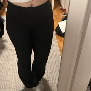 Svarta kostymbyxor  - Svarta kostymbyxor oanvända! Väldigt bekväma, raka/lite utsvängda i benen och mellanhög midja. Skriv om ni har frågor eller vill ha bättre bilder!☺️buda gärna 💕