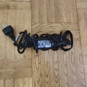 HP laddare - En HP laddare utan problem som funkar helt felfritt till salu. Laddaren är 45W och outputen är 19.5V. Hör av er om ni är intresserade eller behöver mer info. PRIS KAN DISKUTERAS! 