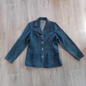 Jeansjacka 164/s - Säljer en jeansjacka från lindex i storlek 164 men skulle säga att det är som en större S. Använd sällan mycket bra skick
