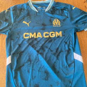 Marseille T-Shirt - Mörkblå Marseille tröja, använd endast en gång. PM för fler bilder