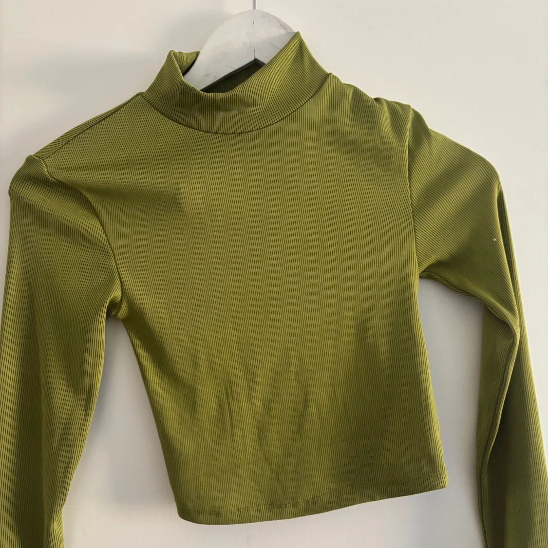 Grön ribbad polotröja med snörning