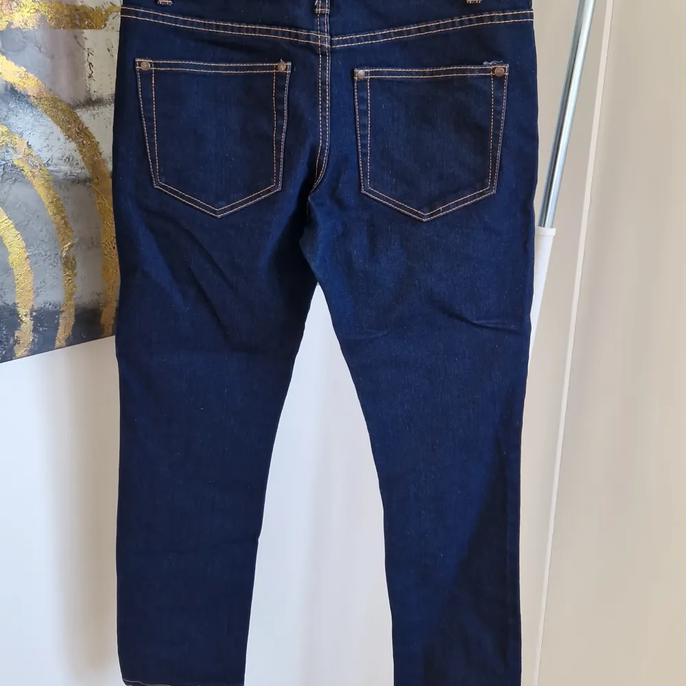 Snygga mörkblå jeans från Silvia med klassisk femficksdesign och kontrasterande sömmar. Perfekta för en stilren look. Midjan är normalhög och passformen är slim, vilket ger en smickrande siluett.. Farkut & Housut.