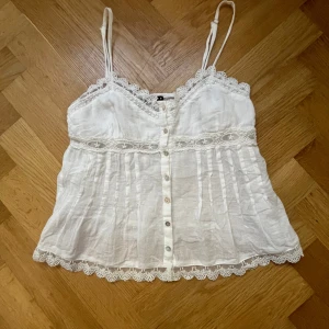 Sommrigt linne från zara - Fint linne från zara som är perfekt nu till sommaren! Jättebra skick! Pris diskuterbart 💞