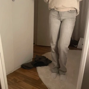 Grå jeans från Perfect Jeans - Snygga grå jeans från Perfect Jeans med en klassisk straight passform. De är midwaist och har en stilren design som passar till många olika outfits. Perfekta för en avslappnad look.