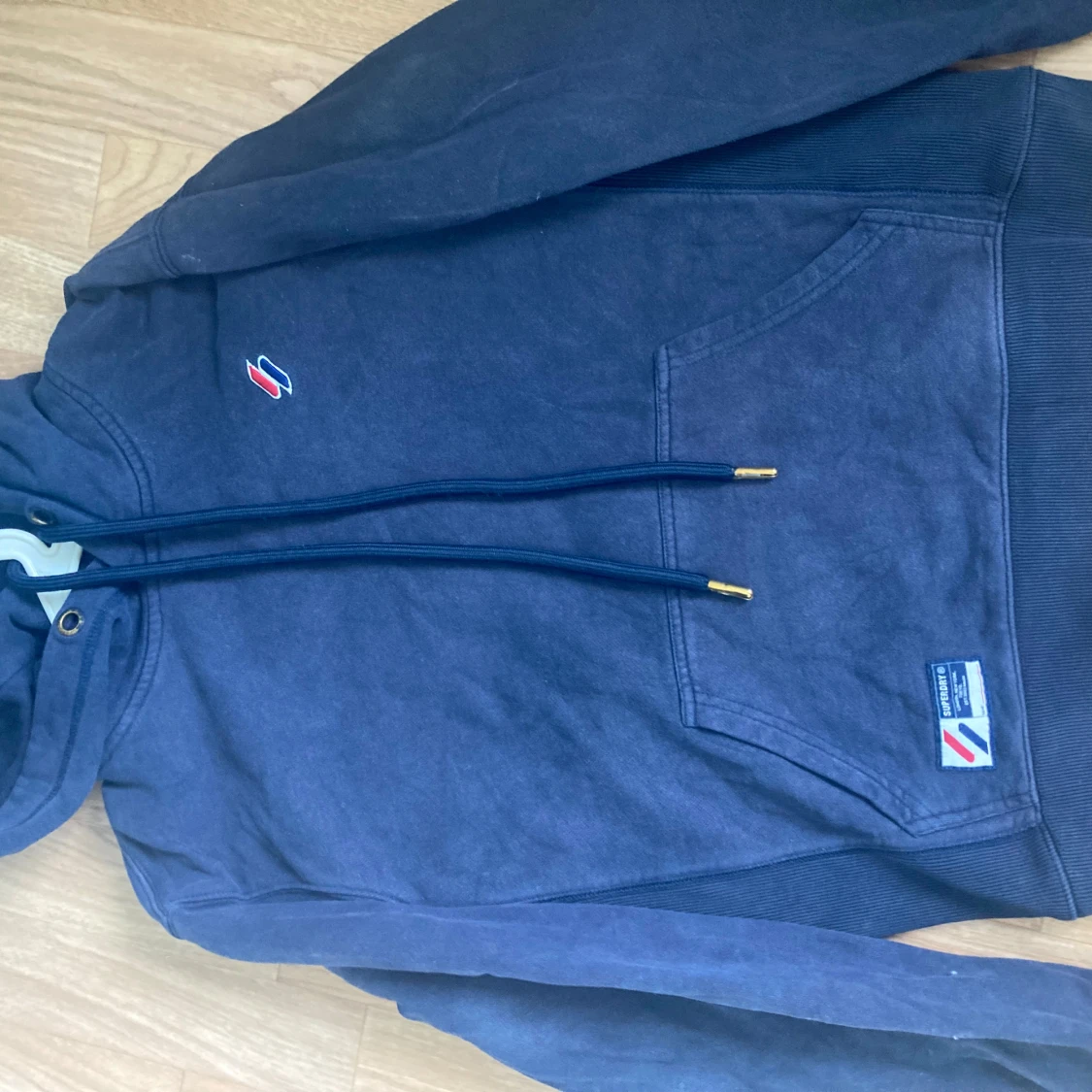 Mörkblå hoodie från Superdry