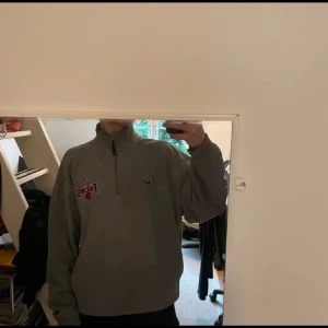 Vintage Nike quareter zip - Säljer en en går Nike quarter zip. Perfekt skick. Bra kvalitet storlek L. DM för fler bilder