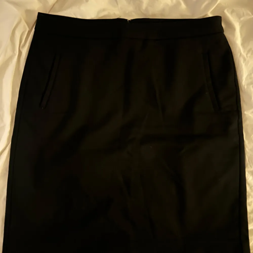 En svart kjol från stockhlm i storlek 40. Liten slits bak.. Hameet.