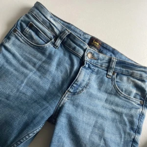 Lee jeans - Säljer ett par lågmidjade jeans ifrån lee i väldigt bra skick, model Jessica och köpta för 1000kr