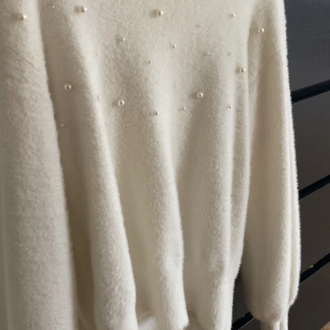 Vit tröja med pärlor från Dobber - 4