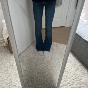 Gina jeans  - Snygga jeans från Gina tricot! De är bootcut och midwaist 