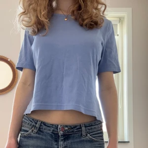 Blå kortärmad topp  - Supersöt blå kortärmad topp från Signature Experience. Superbra skick men kommer tyvärr aldrig till användning. 