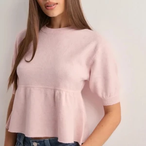 Rosa stickad topp - Säljer denna jätte gulliga topp ifrån Nelly💕jätte fin rosa färg, perfekt nu till sommaren!! Aldrig andvänd 