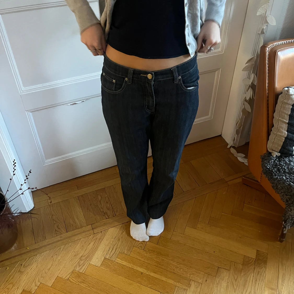 Mörkblå baggy jeans med dekorerade bakfickor