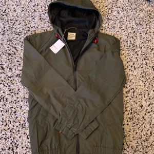 Zadig & Voltaire jacka  - Säljer nu denna riktigt snygga Zadig & Voltaire jackan i storlek xs men passar som S. Helt ny med prislapp. Hör av er vid frågor eller vid funderingar. Pris kan diskuteras!!