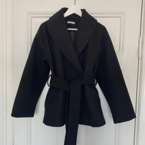 Kappa med skärp gina tricot - Säljer nu min suuuperfina kappa med skärp från gina tricot💓💓💓kan tänka mig gå ner till 600 vid direkt köp!☺️