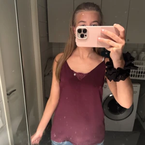 Vinröd linnetopp - Jätte snygg blus med spetsdetalj, perfekt till sommar eller fest!! 