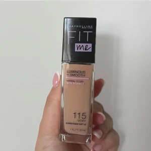 Foundation Maybelline 115 ivory - Maybelline Fit Me Luminous + Smooth foundation i nyansen 115 Ivory. Den är anpassad för normal till torr hud och innehåller vitamin E samt solskyddsfaktor SPF 18. Flaskan rymmer 30 ml. Knappt använd då den inte funkade med min hud!