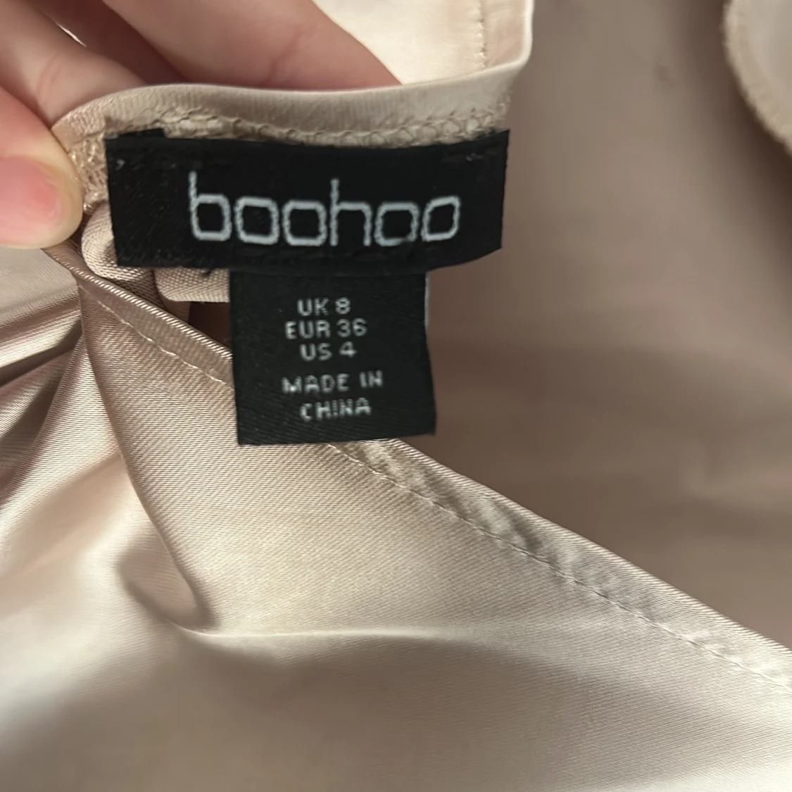 Champagnefärgad klänning från Boohoo - 3