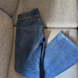 Säljer ett par blåa bottcut jeans från Bershka.