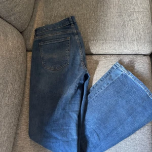 Blå jeans från Bershka - Säljer ett par blåa bottcut jeans från Bershka.