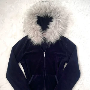 juicy couture fur zip up - ♡ handsydd därav pris/inga prisförändringar! ♡ i handduksmaterial ♡ storlek M men passar även S ♡ endast handtvätt då tvättmaskin + torktumlare förstör pälsen! 