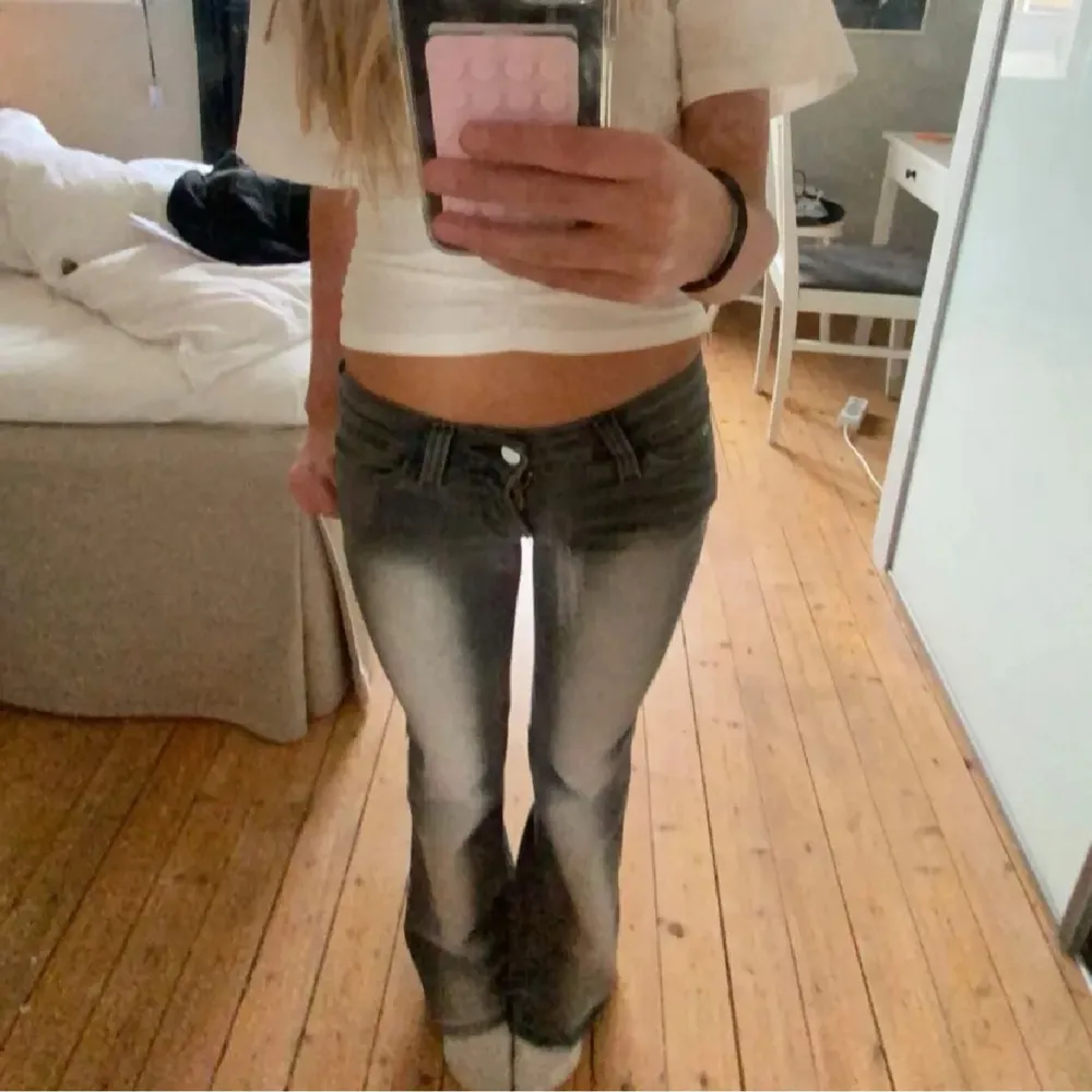 Snygga grå bootcut jeans med en klassisk femficksdesign. De har en låg midja och en lätt tvättad look som ger en cool vintagekänsla. Dem är slutsålda på hemsidan, och dem är i nyskick.. Farkut & Housut.