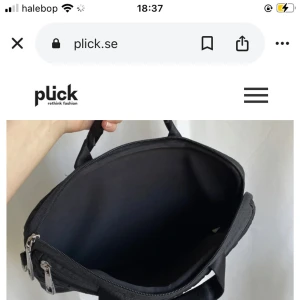 Datorväskan  - Hej! Jag säljer mitt svarta datorfodral i neopren från Marc by Marc Jacobs. Väldigt bra skick med endast lite slitage på ena sliverhandtaget på dragkedjan! MacBook Air 13” får plats utan problem.