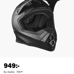 Svart hjälm från biltema - Säljer 2 st Snygga och robust svart hjälm från biltema, perfekt för motorcykelentusiaster. Hjälmen har en modern design med bra ventilation och vadderad insida för extra komfort. Den är utrustad med justerbart visir och säkerhetsspänne.