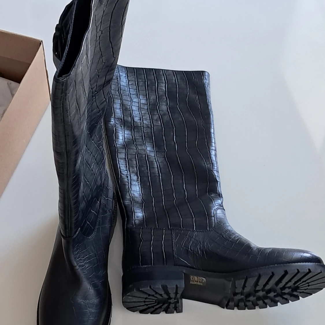 Svarta krokodilpräglade stövlar från Cosmo Paris - 2