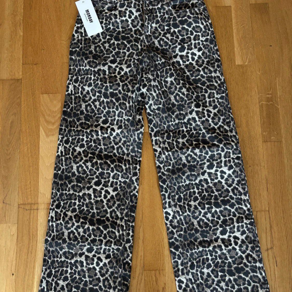 Leopardmönstrade jeansbyxor från Monday Premium