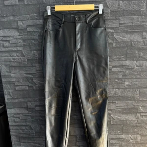 Skinnbyxor - Skinnbyxor/läderbyxor  i ”mom” modell, stl M, passar mig som är 36/38. Väldigt stretchiga och SKÖNA🤩nypris kring 600kr. Använt dom en kväll. 