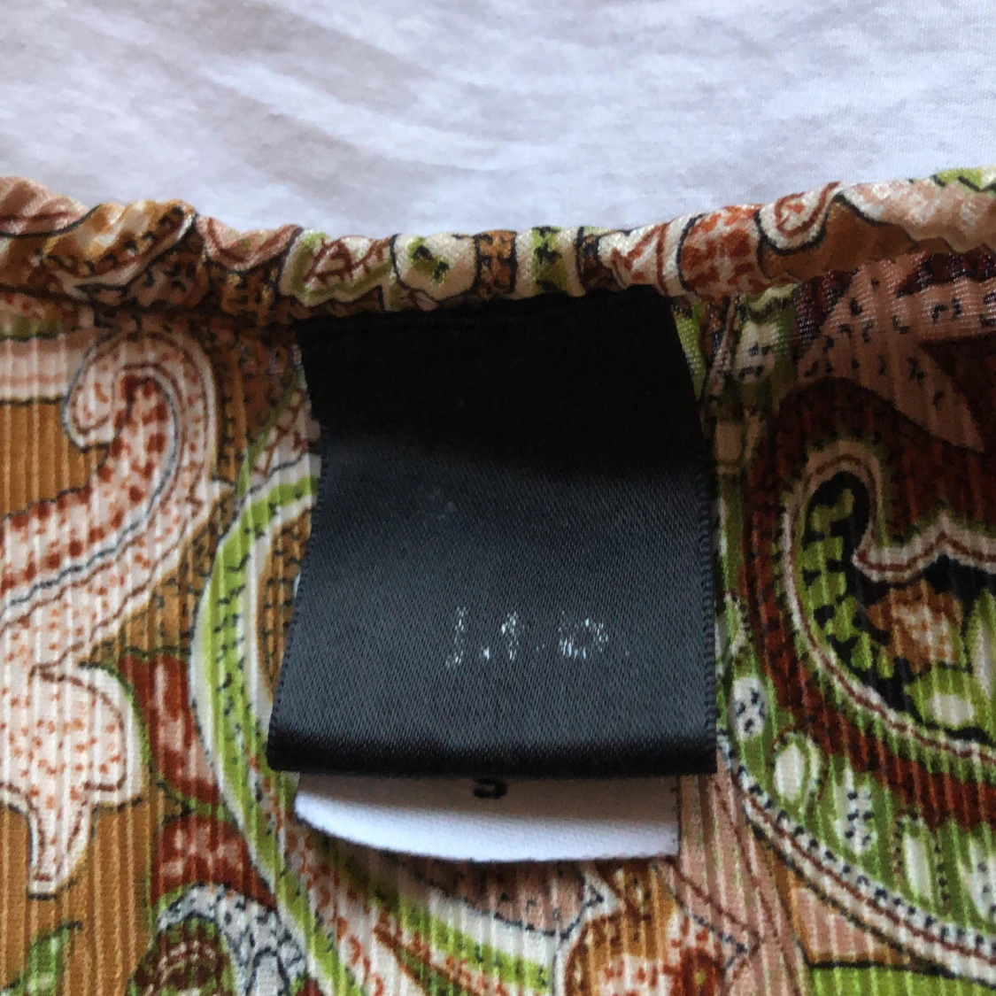 Mönstrad topp i gröna och bruna toner - 4