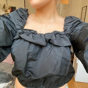 Fin topp/blus från ZARA - Super söt topp/blus från zara med trekvarts armar🩷