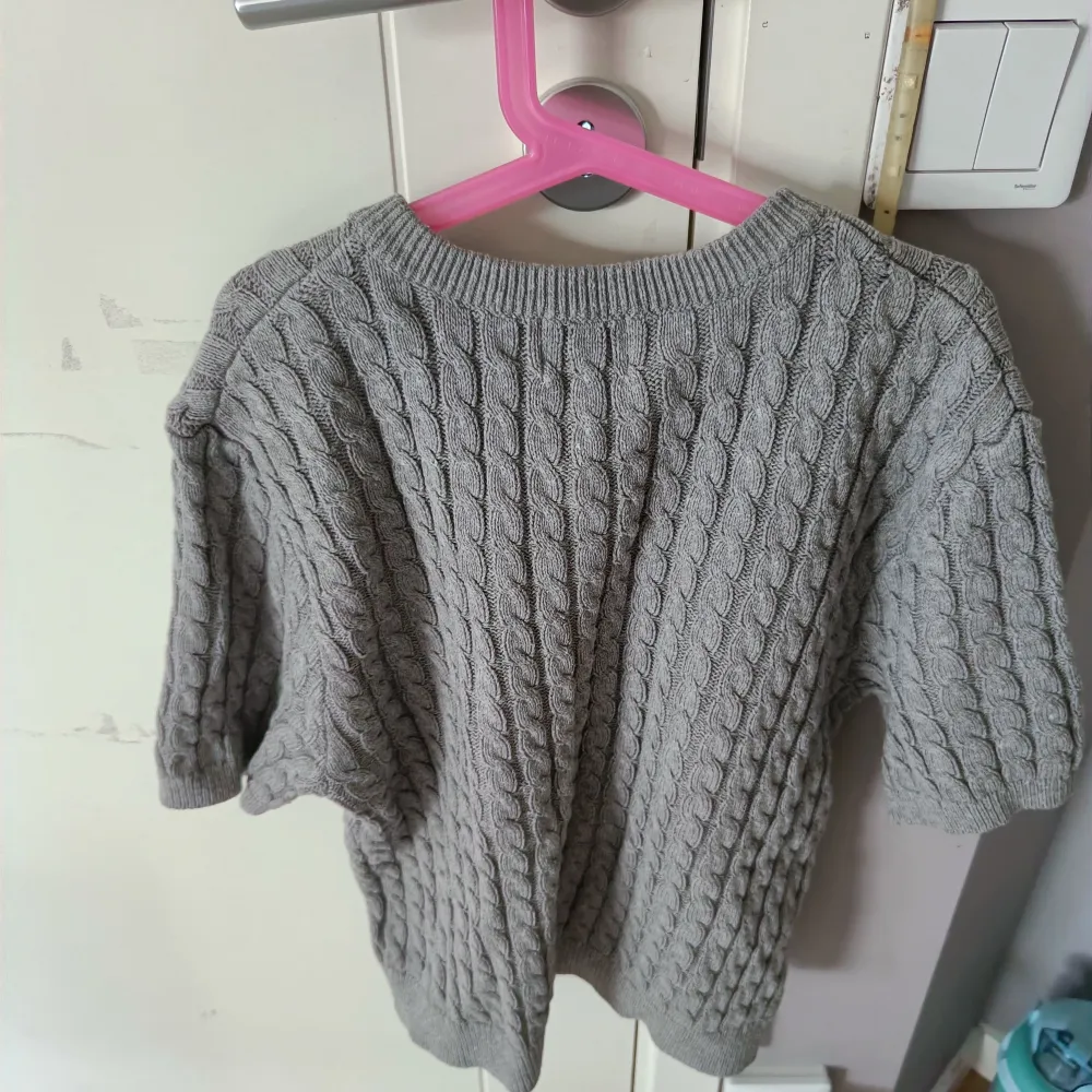 Säljer en snygg grå stickad kofta från H&M med kabelstickat mönster och guldknappar framtill. Perfekt för kyliga dagar och ger en stilren look. Passar bra till både jeans och kjol. Den är i storlek L men skulle säga att den passar folk mellan S och L! Då jag har S igentligen . Neuletakit & Villapaidat.