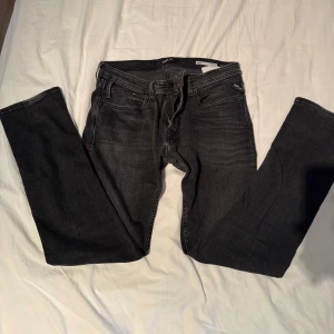 Svarta jeansbyxor - Säljer ett par svarta replay jeans. Jeansen är i bra sick. Tveka inte på att höra av dig vid frågor eller funderingar 