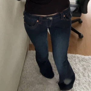 True Religion jeans - Snygga mörkblå jeans från True Religion som är lågmidjade, flare.