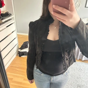 Jacka - Tunnare jacka med knappar och material som liknar jeans material. Köpt second hand💞