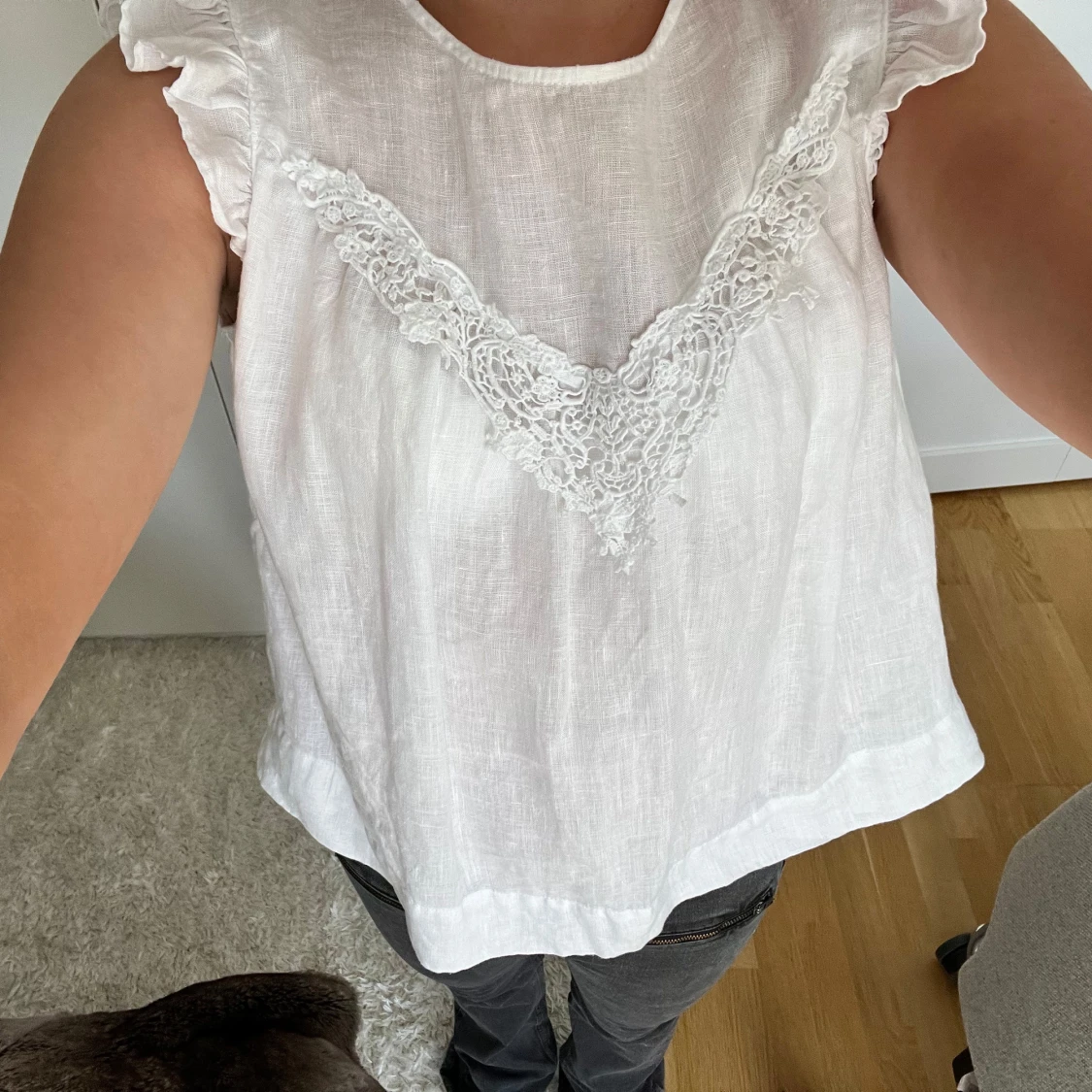 Vit blus med spetsdetaljer