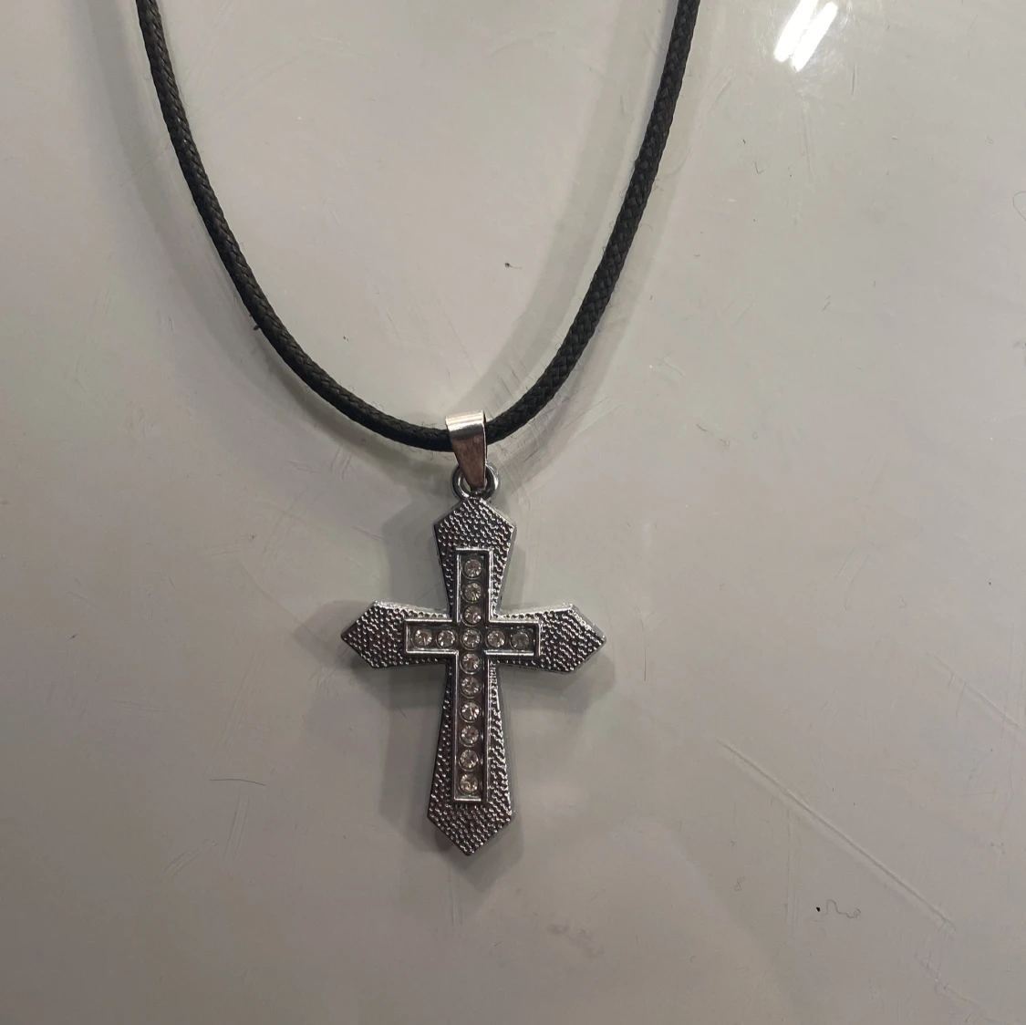 Halsband med korshänge - 1