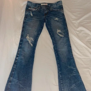 Lågmidjade håliga jeans  - Super snygga som har blivit försmå, därav finns det inga flera bilder med jeansen på!! Midjemått : 37 cm, innerbenslängd : 78 cm🥰