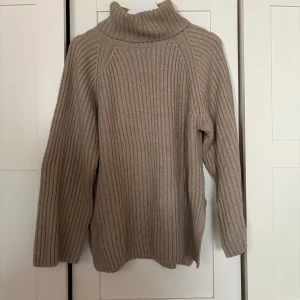 Oversize stickad polotröja - Använd fåtal gånger. Väldigt stor i storleken så funkar även på mig som är en M.