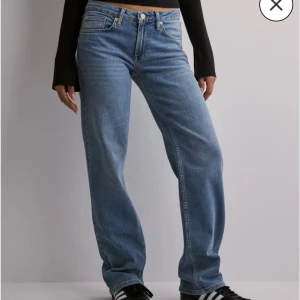 Lågmidjade jeans - Lågmidjade raka jeans från NELLY, endast provade, så i nyskick. Storlek 44, men små i storleken så passar 40/42. Nypris 599kr. Köparen står för frakten.