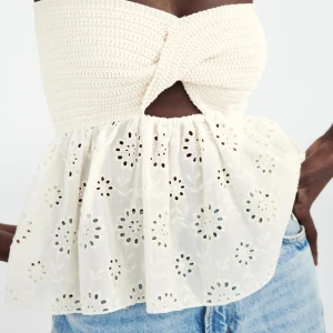 Populär zara topp - Helt slutsåld topp från zara. Knappt använd, perfekt nu till sommar 💗Pris kan diskuteras vid snabb affär
